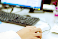 PC操作している男性の手